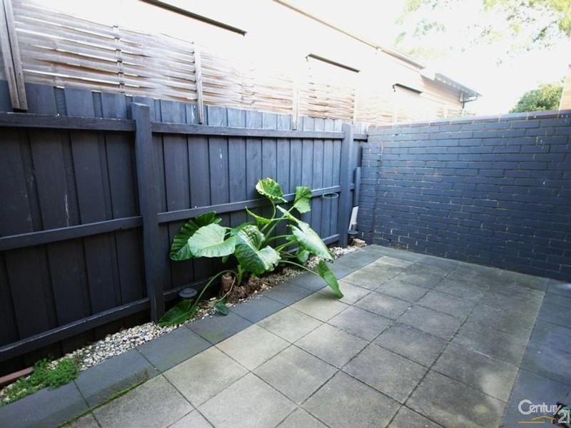 2/96 Mimosa Road, Carnegie VIC 3163