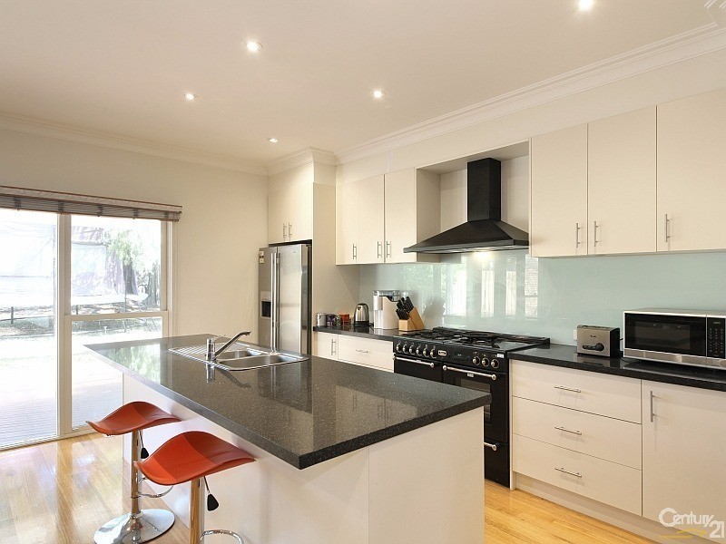 10 Lindsay Street, Mckinnon VIC 3204