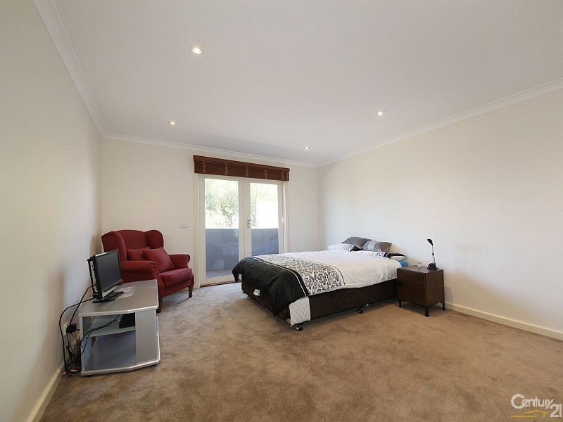 10 Lindsay Street, Mckinnon VIC 3204