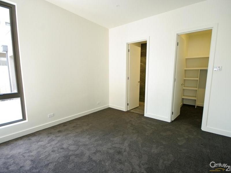 2/68  Hall Street, Mckinnon VIC 3204