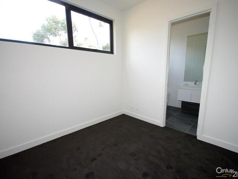 2/68  Hall Street, Mckinnon VIC 3204