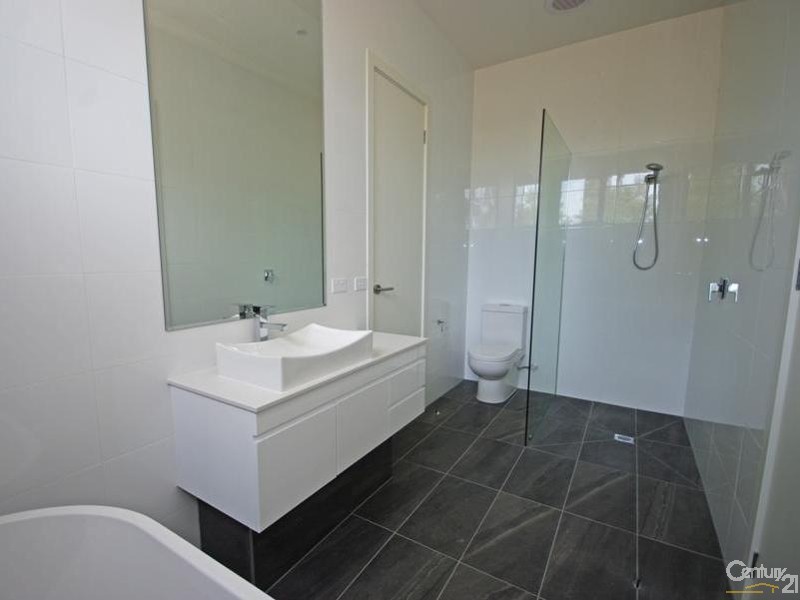 2/68  Hall Street, Mckinnon VIC 3204