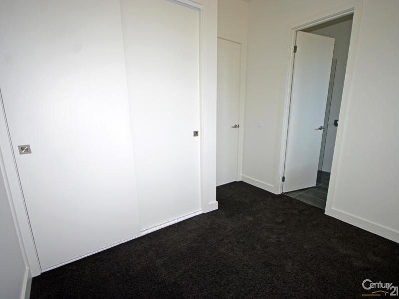 2/68  Hall Street, Mckinnon VIC 3204