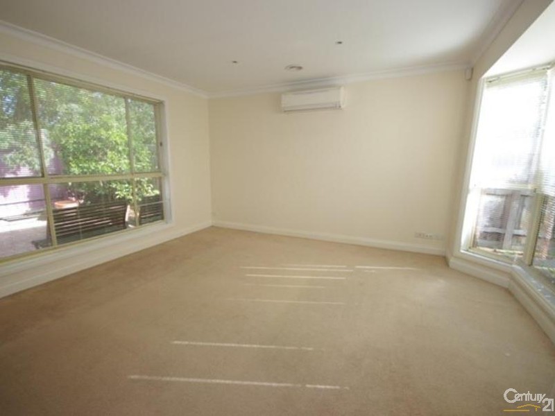 2/8 Ward Avenue, Oakleigh South VIC 3167