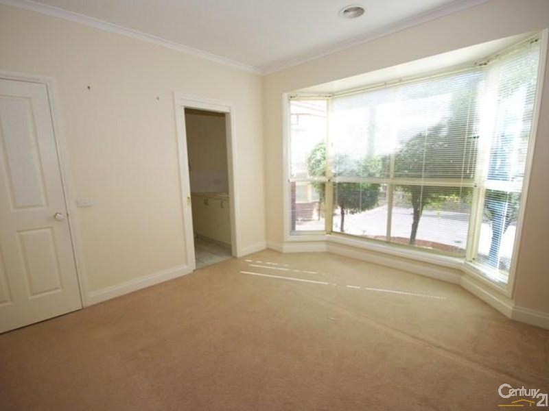 2/8 Ward Avenue, Oakleigh South VIC 3167