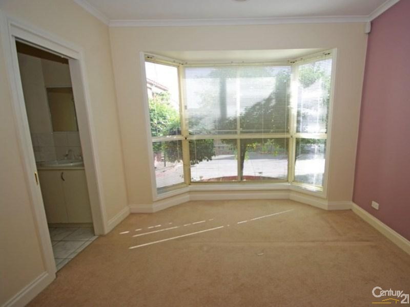 2/8 Ward Avenue, Oakleigh South VIC 3167