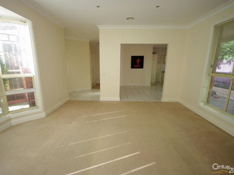 2/8 Ward Avenue, Oakleigh South VIC 3167