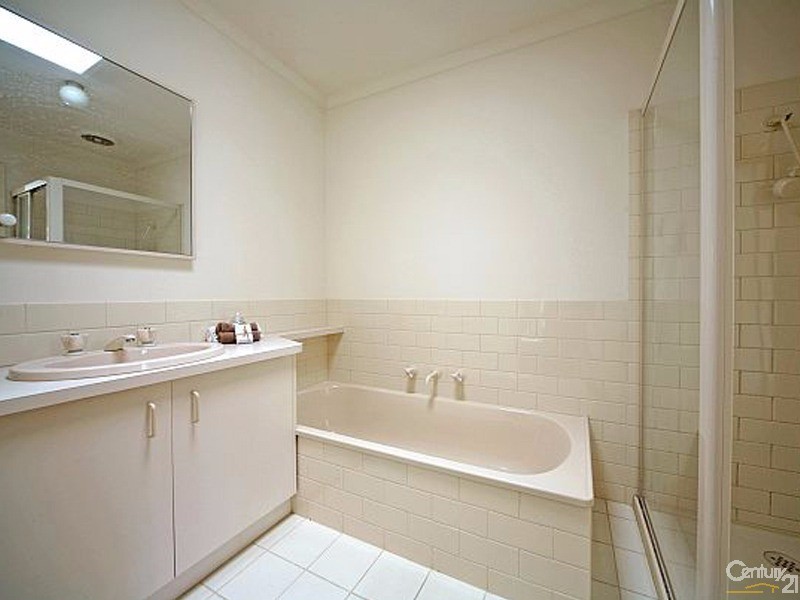 2/16 Wembley Grove, Mckinnon VIC 3204