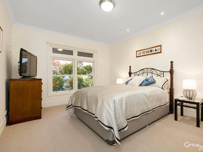17 Graham Avenue, Mckinnon VIC 3204