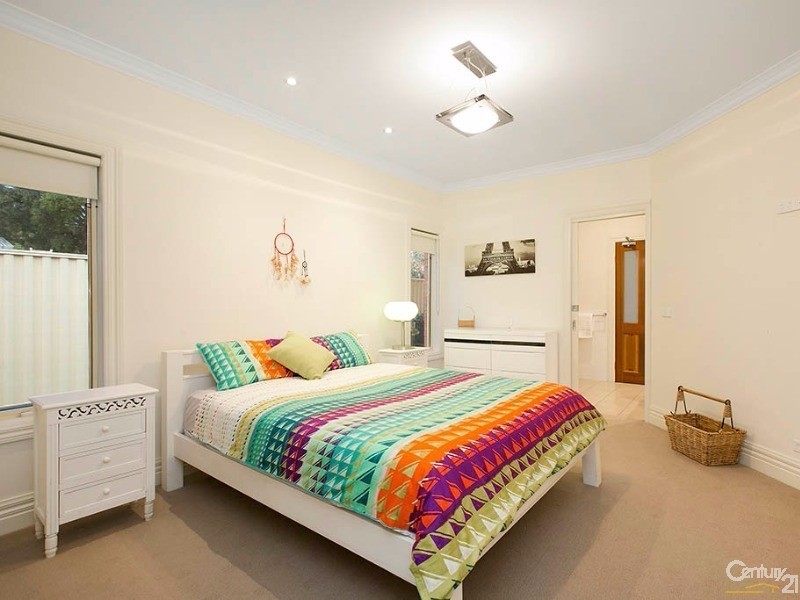 17 Graham Avenue, Mckinnon VIC 3204