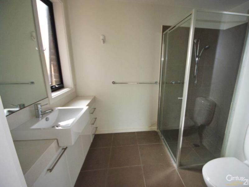 2/1 Lancaster Street, Bentleigh East VIC 3165