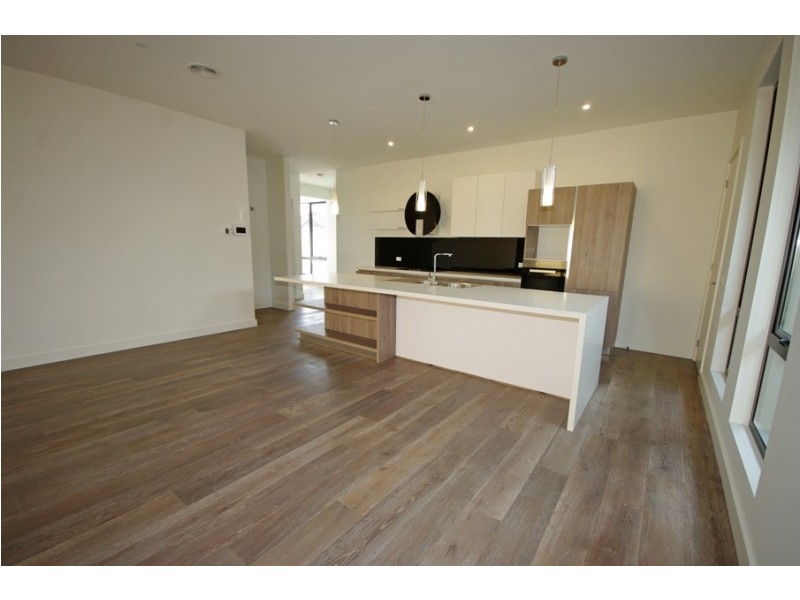 2/68 Hall Street, Mckinnon VIC 3204