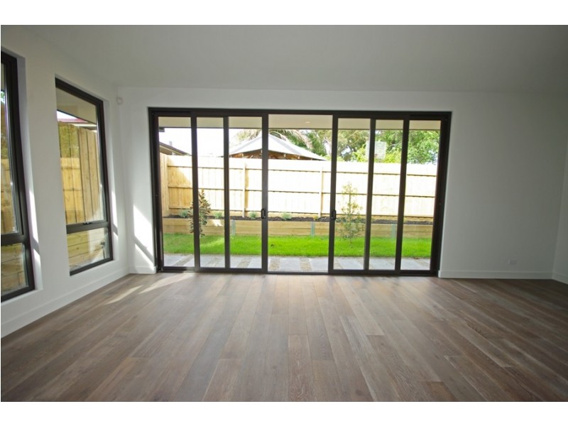 2/68 Hall Street, Mckinnon VIC 3204