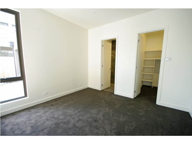 2/68 Hall Street, Mckinnon VIC 3204