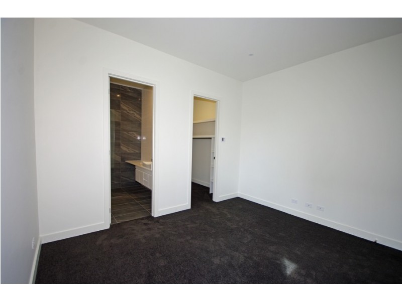 2/68 Hall Street, Mckinnon VIC 3204