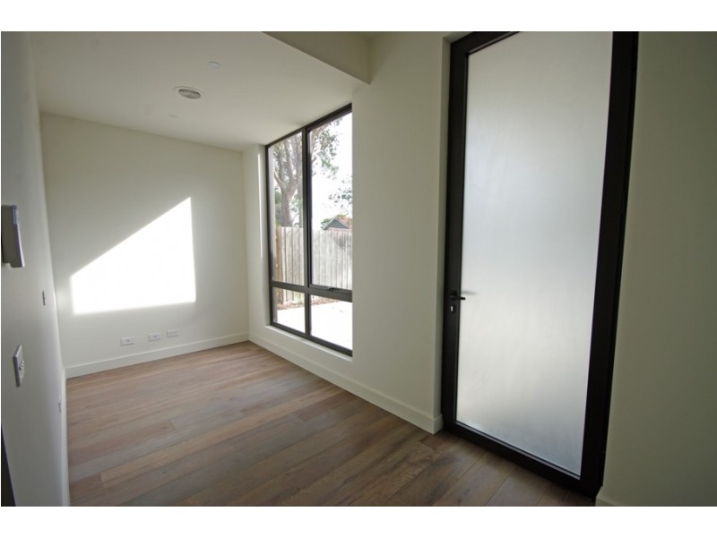 2/68 Hall Street, Mckinnon VIC 3204