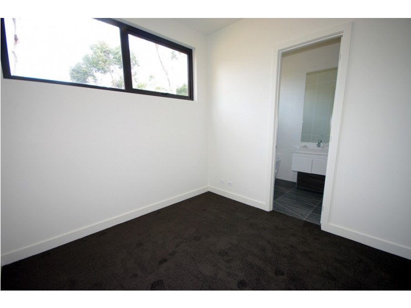 2/68 Hall Street, Mckinnon VIC 3204