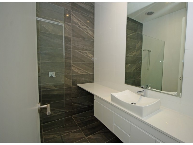 2/68 Hall Street, Mckinnon VIC 3204