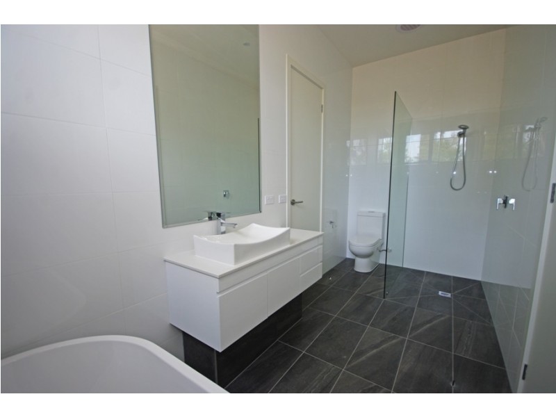 2/68 Hall Street, Mckinnon VIC 3204