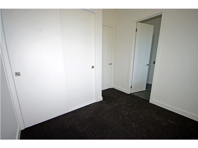 2/68 Hall Street, Mckinnon VIC 3204