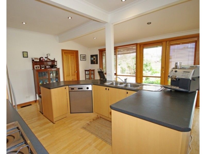 37 CONNIE STREET, Bentleigh East VIC 3165