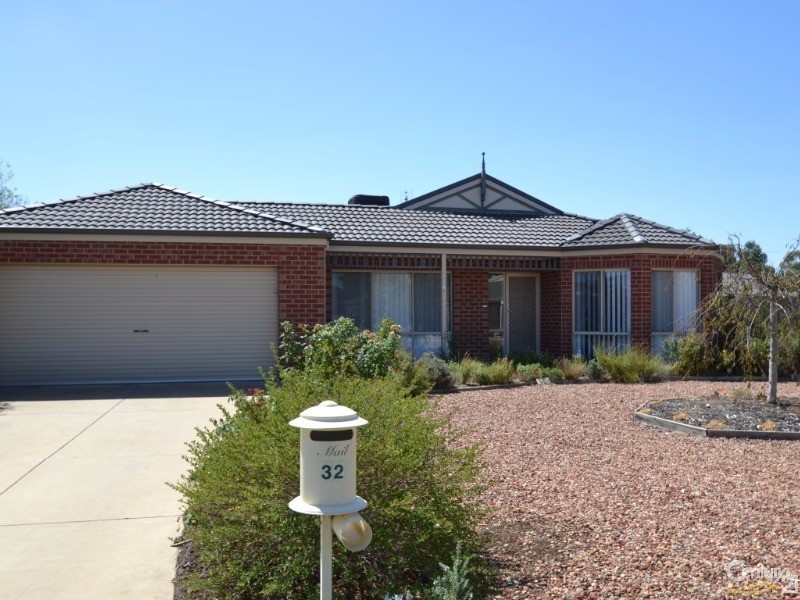 32 Woodlands Circuit, Echuca VIC 3564