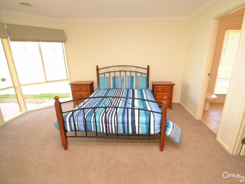 73 Woodlands Circuit, Echuca VIC 3564