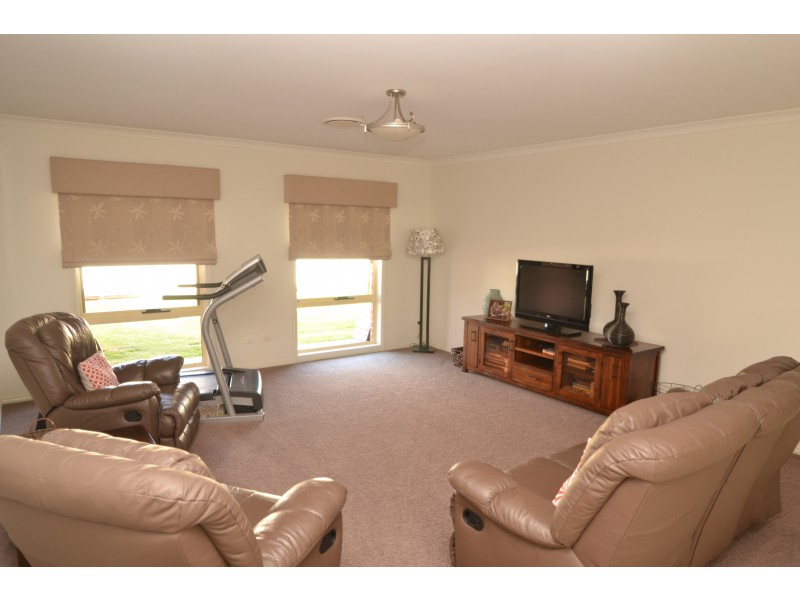 14 Deakin Grove, Tongala VIC 3621