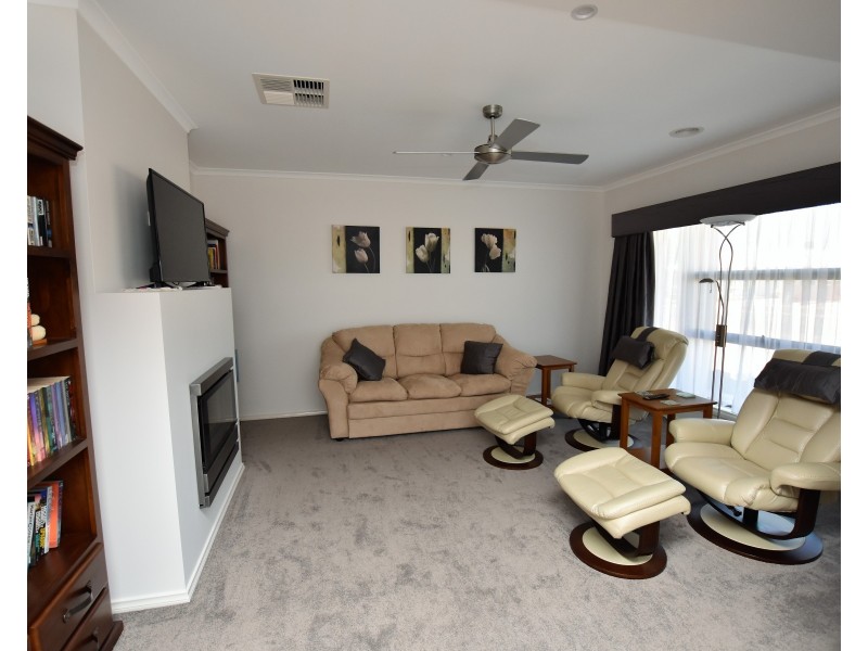 11 Lakeview Drive, Moama NSW 2731