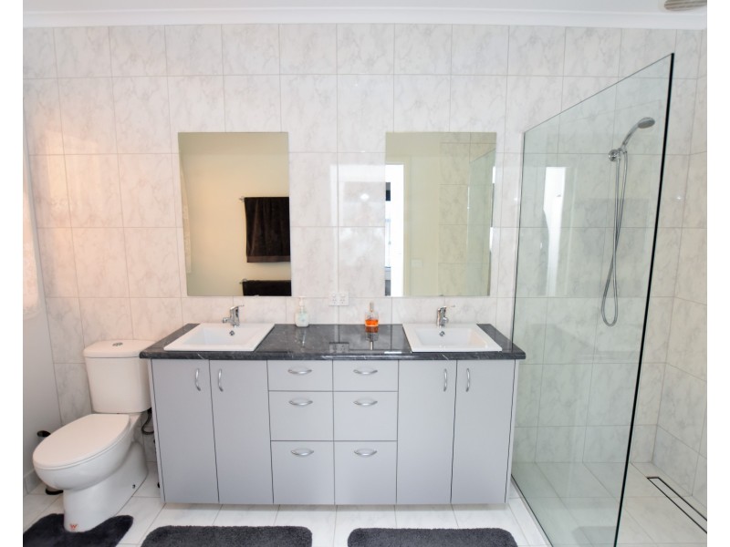 11 Lakeview Drive, Moama NSW 2731