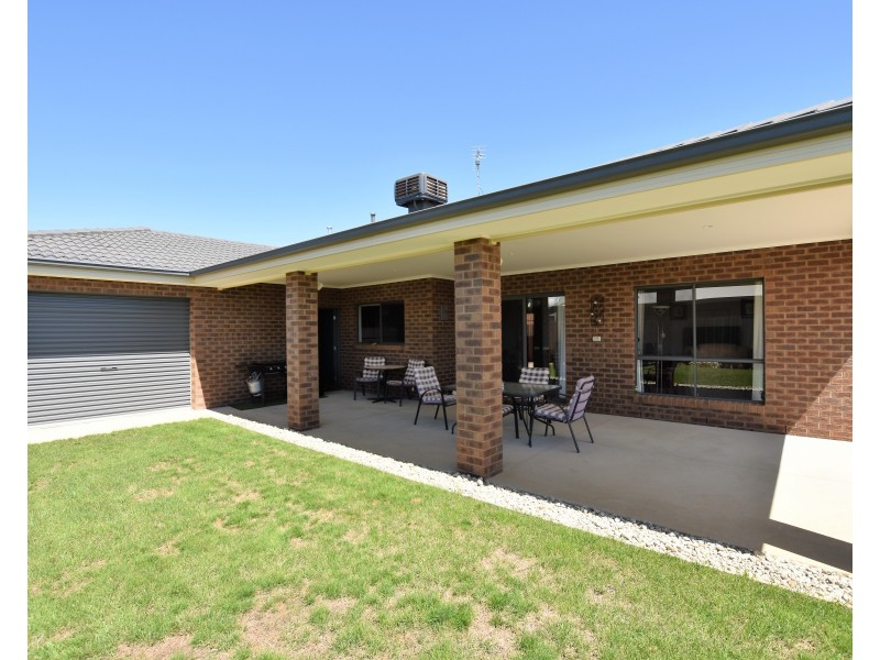 11 Lakeview Drive, Moama NSW 2731