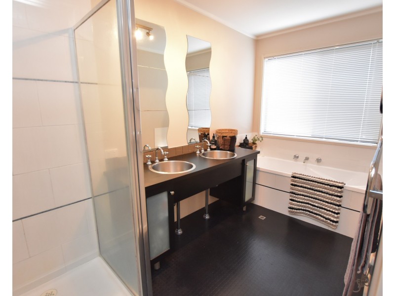 24 Kingfisher Drive West, Moama NSW 2731