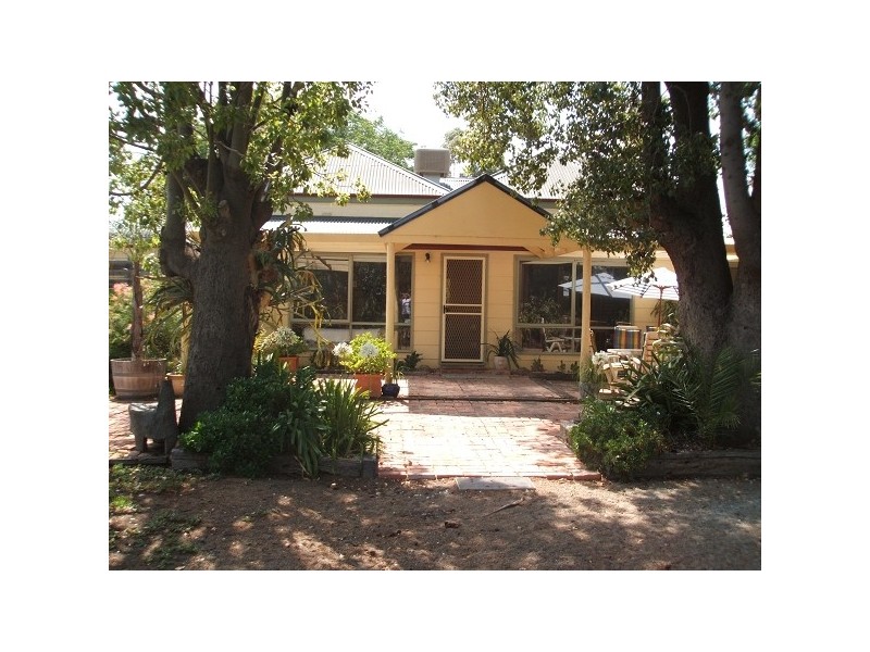 16 Echuca Road, Rochester VIC 3561