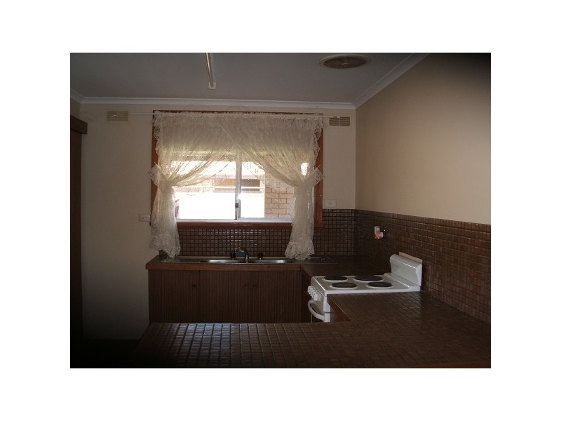 Unit 2, 9 Priory St, Rochester VIC 3561