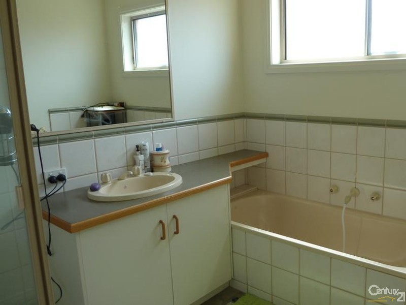 2/2  Wave crt, Echuca VIC 3564