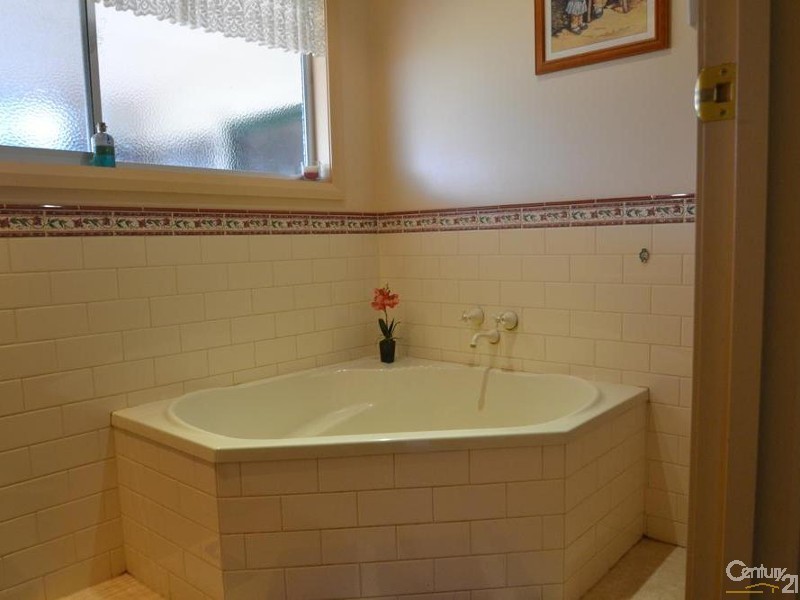 132 Railway Road, Rochester VIC 3561