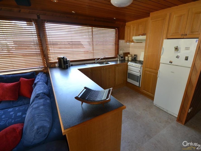 Wine Down Houseboat @ VIC Park Boat Ramp Mooring, Echuca VIC 3564