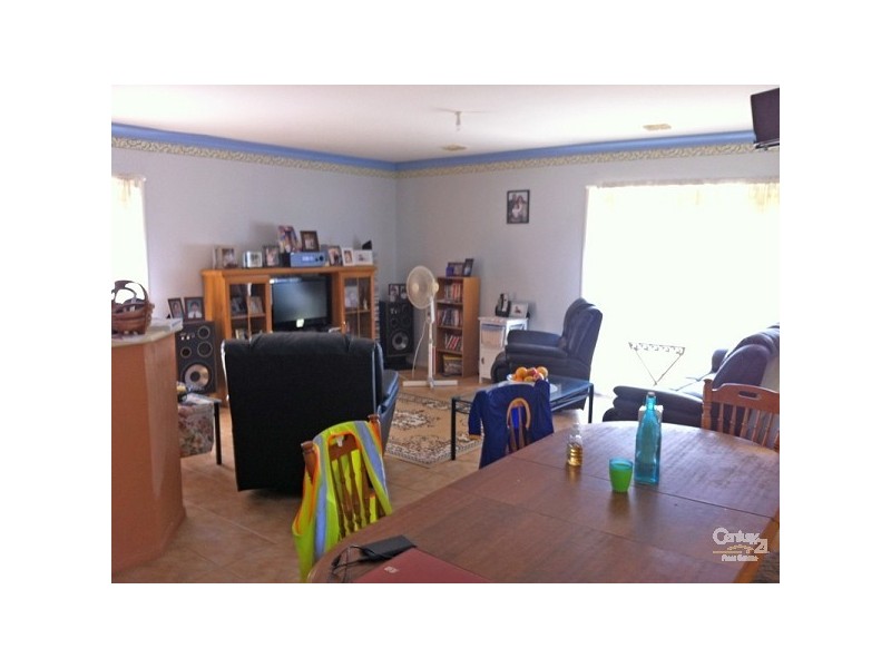 13 Daylesford Terrace, Caroline Springs VIC 3023