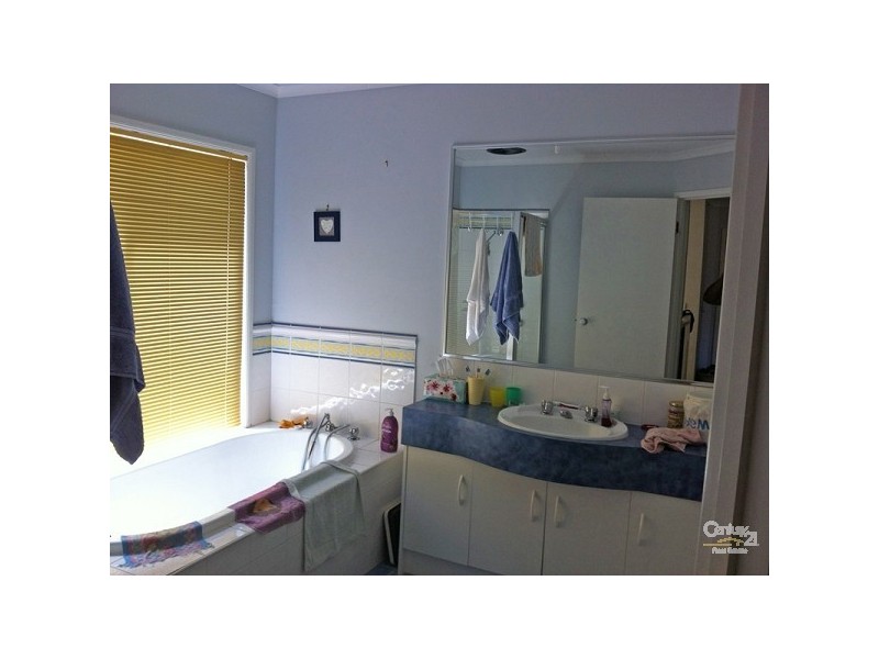 13 Daylesford Terrace, Caroline Springs VIC 3023