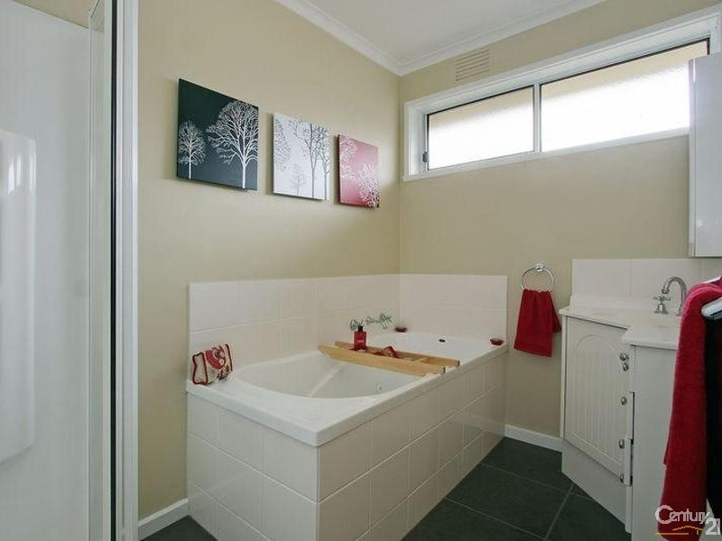 129 Esther Crescent, Mooroolbark VIC 3138