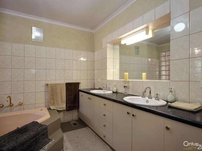 18 Wimbledon Court, Mooroolbark VIC 3138