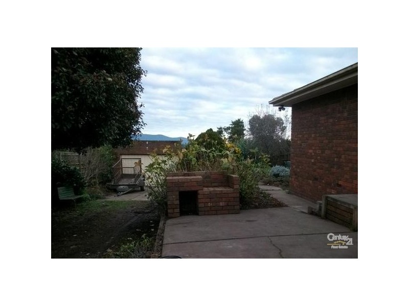 17 Statesman Crescent, Mooroolbark VIC 3138