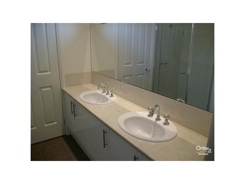 2/15 Paris Street, Croydon VIC 3136