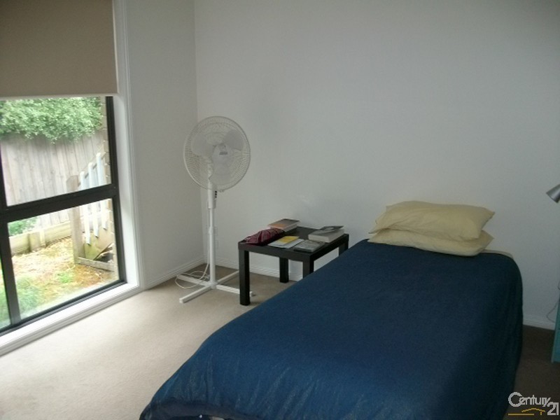 2/15 Paris Avenue, Croydon VIC 3136