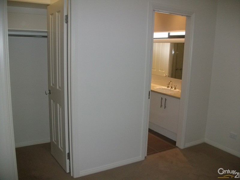 2/15 Paris Avenue, Croydon VIC 3136