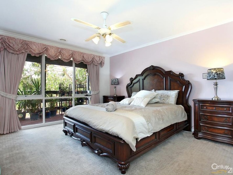 15 Nangathan Way, Croydon North VIC 3136