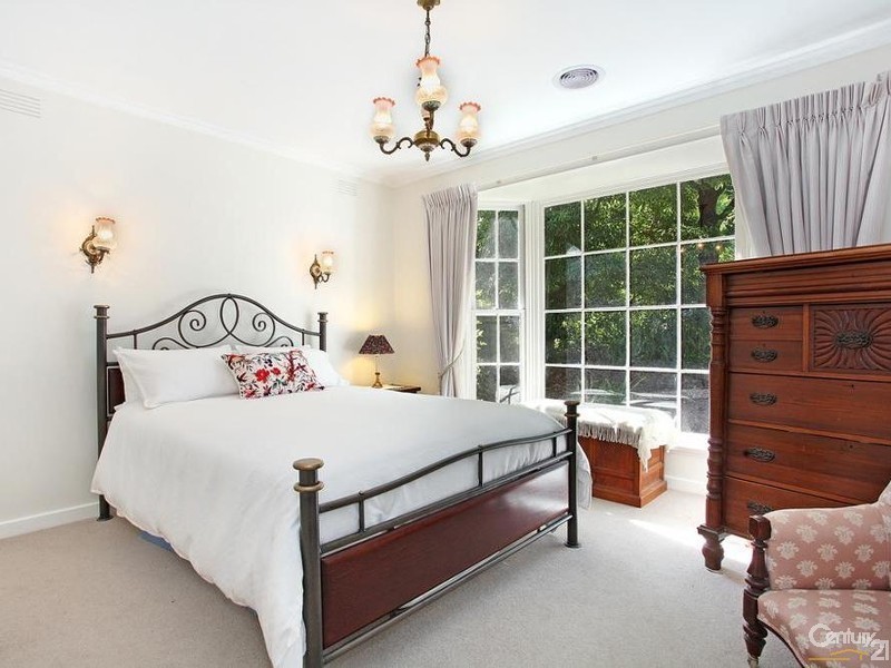 25 Shane Crescent, Croydon South VIC 3136