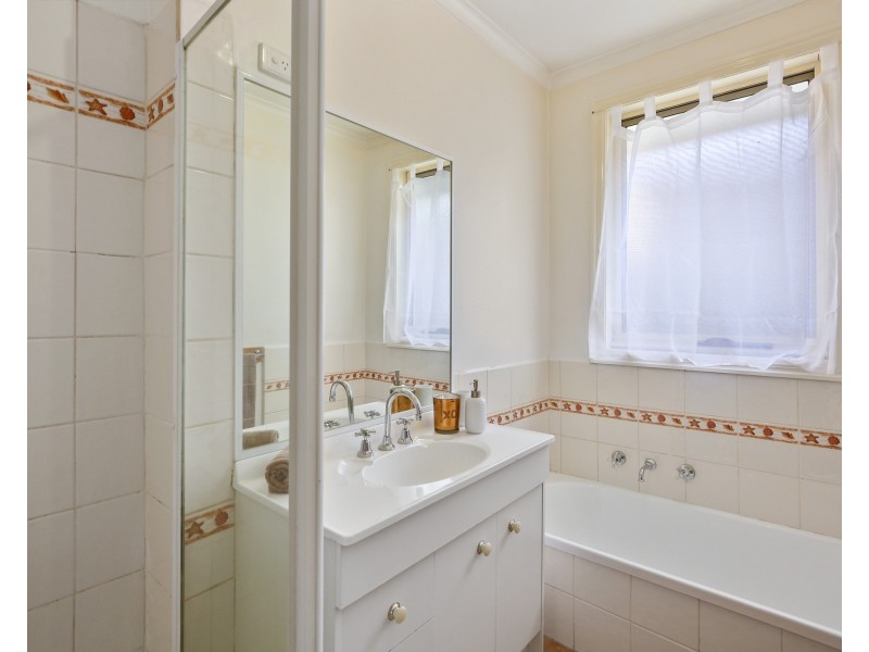 1/1 Velden Avenue, Ferntree Gully VIC 3156