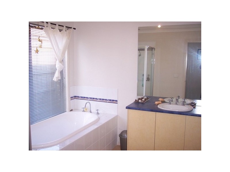 33 Pevensey Drive, Narre Warren South VIC 3805