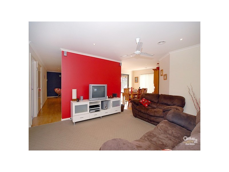 9 Lily Place, Cranbourne North VIC 3977